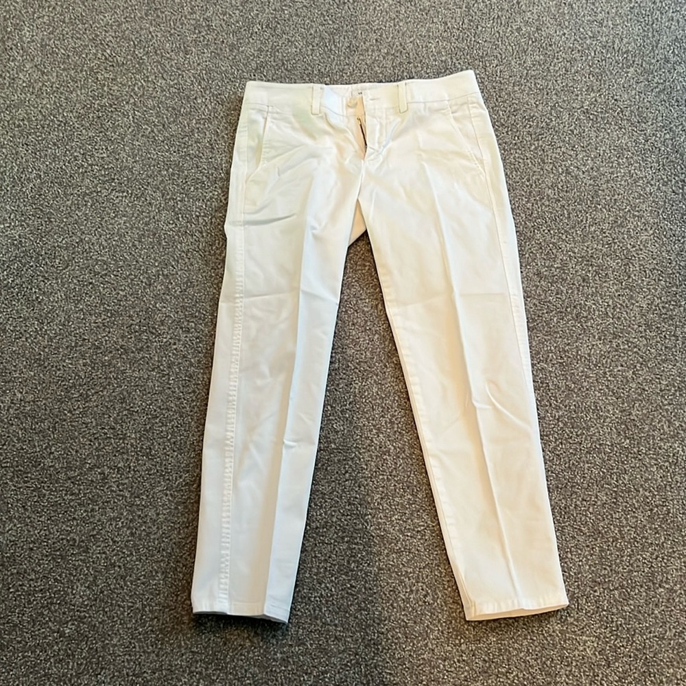 Gorgeous white crop pants, perfect for summer. Size 0 Vince